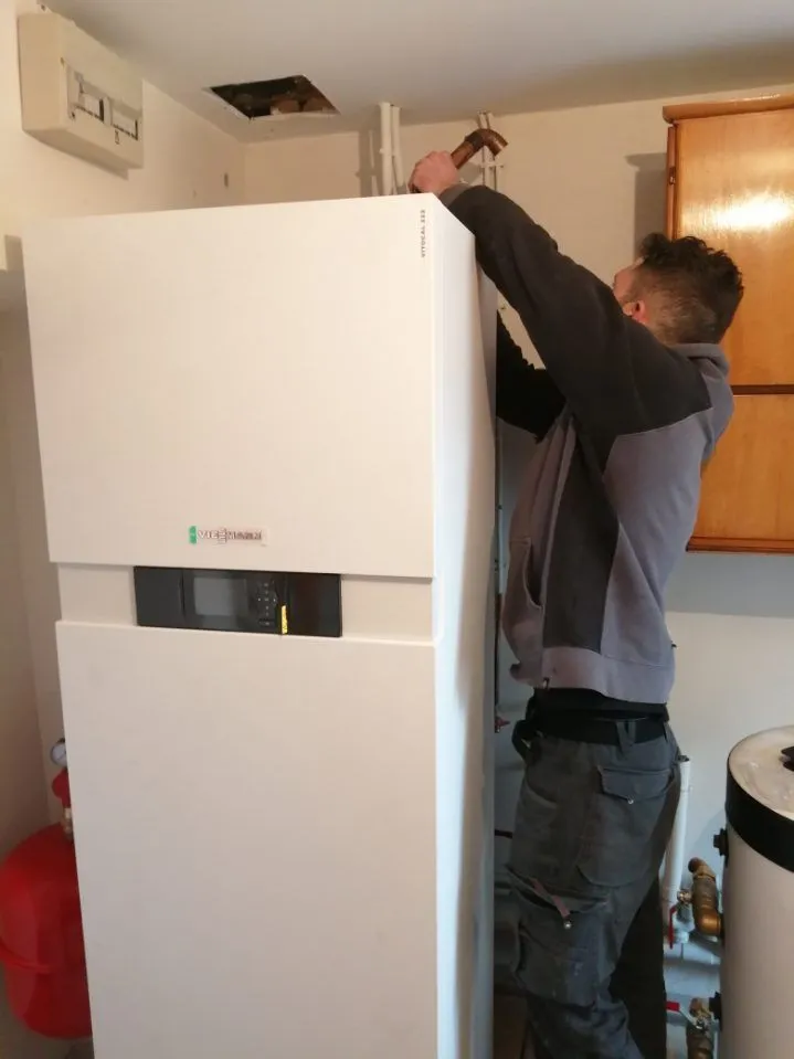 Pose d'une pompe à chaleur intérieure dans une cuisine