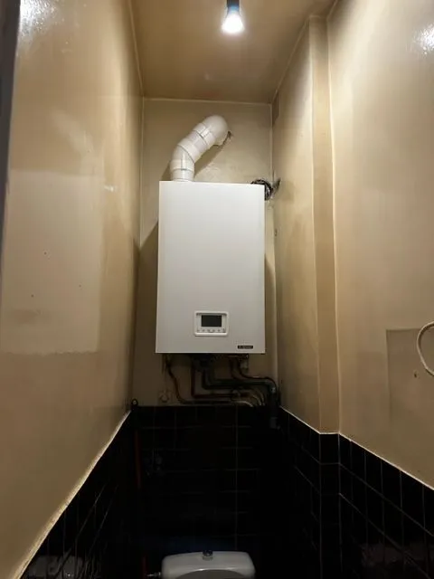 Chaudière murale installée dans des toilettes