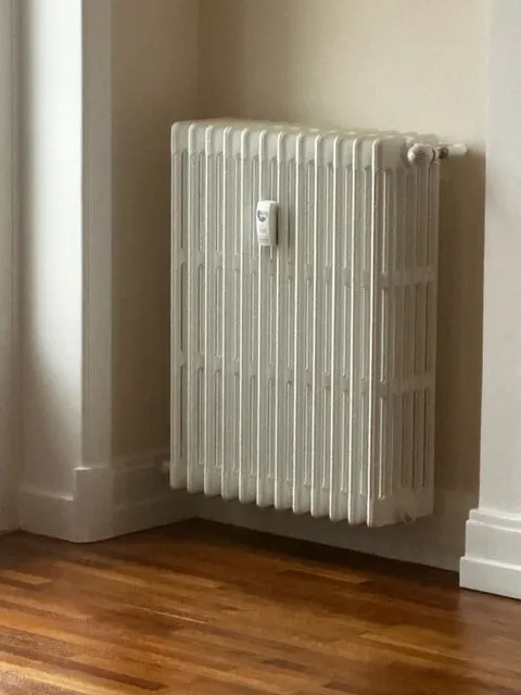 Radiateur en fonte posé sur parquet