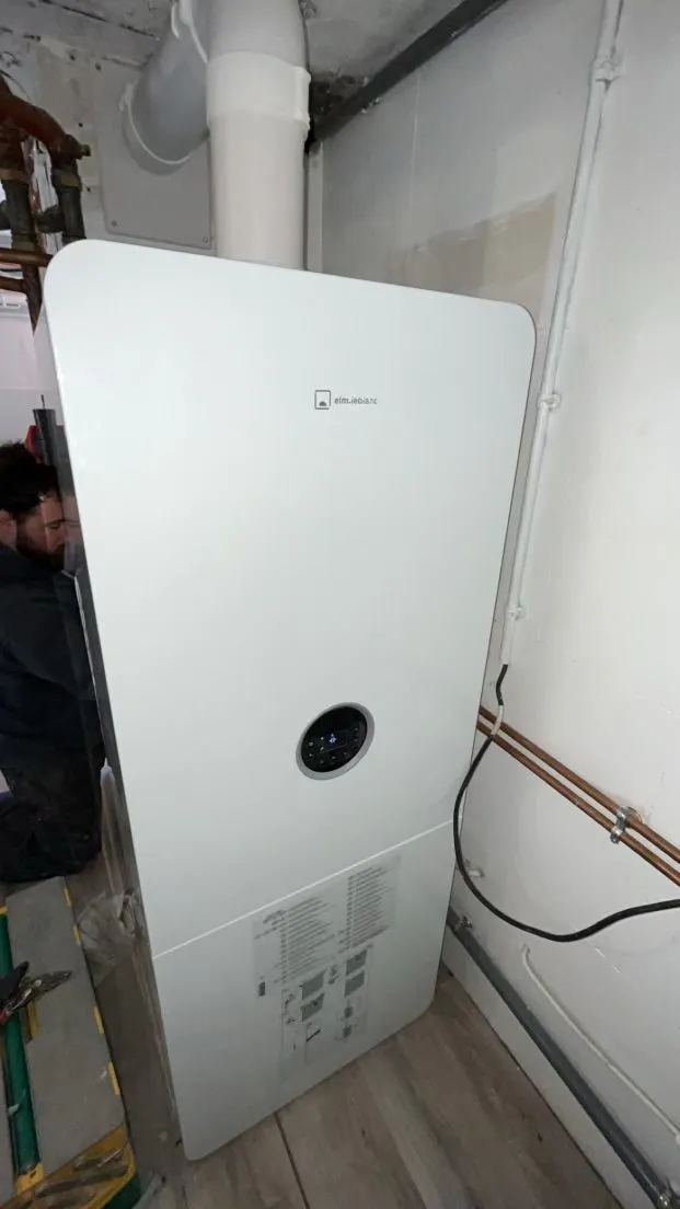 Pompe à chaleur intérieure blanche installée dans une entrée