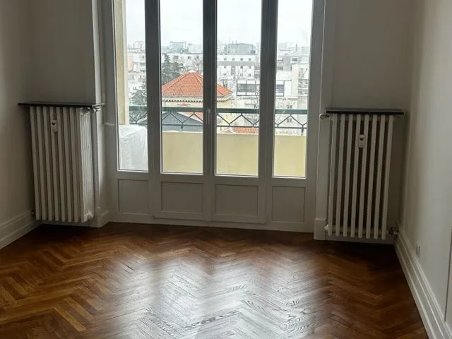 Deux radiateurs sous une porte-fenêtre, appartement lyonnais